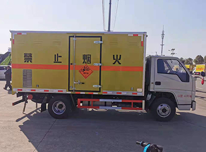黔西爆破器材运输车工人安全操作规范与智能技术保障